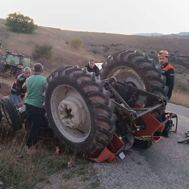Erzincan'da devrilen traktörün altında sıkışan sürücü kurtarıldı