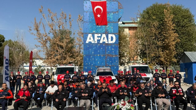 AFAD personeli Van depreminde hayatını kaybedenleri andı