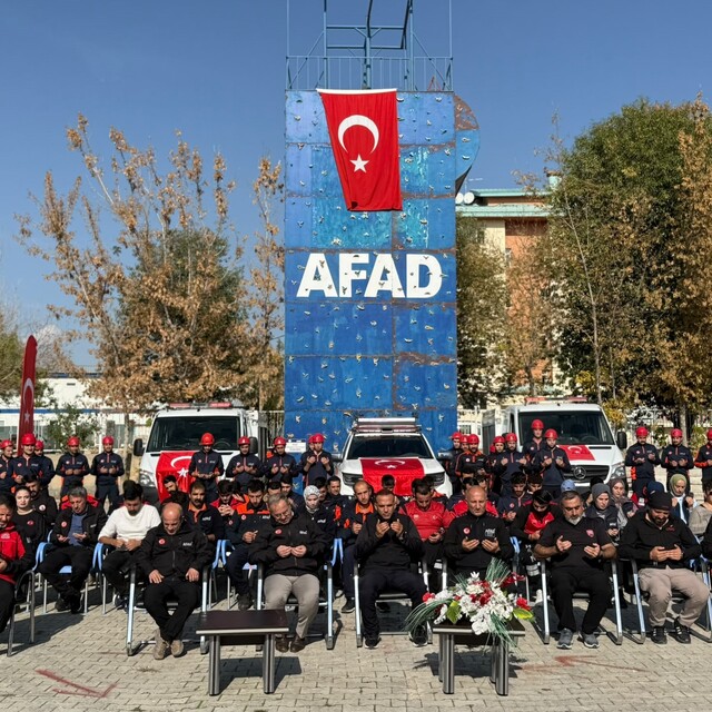 AFAD personeli Van depreminde hayatını kaybedenleri andı