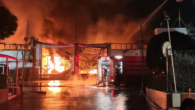 Manisa'da İnci Akü farikasında yangın