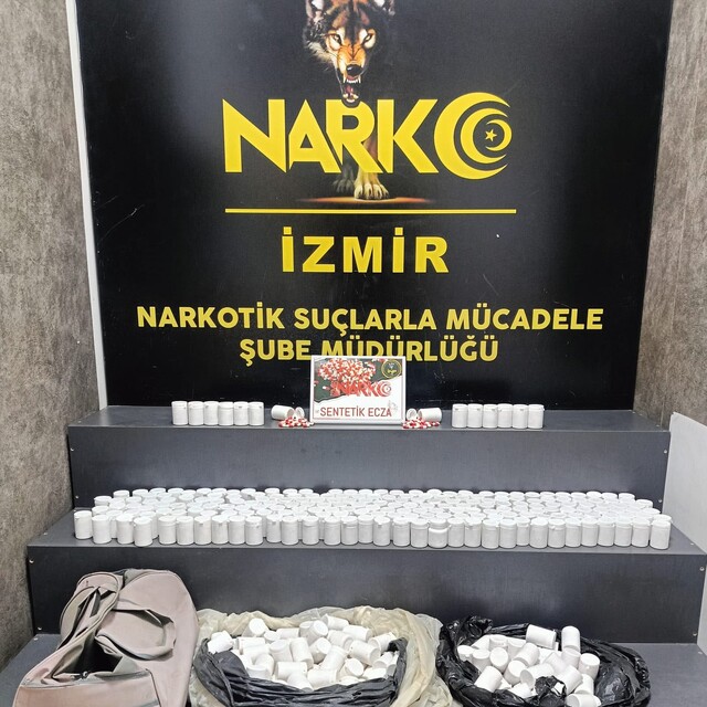İzmir'de toprağa gömülü 17 bin 528 sentetik ecza ele geçirildi 2 gözaltı