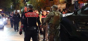 Elazığ'da dev asayiş uygulaması: Eğlence mekanları, cadde ve sokaklar tek tek denetlendi Tatlıcıda görevli özel birey, sahadaki emniyet müdürünü fark edince dışarıya koşarak sarıldı