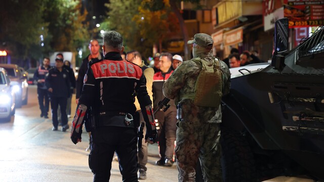 Elazığ'da dev asayiş uygulaması: Eğlence mekanları, cadde ve sokaklar tek tek denetlendi
Tatlıcıda görevli özel birey, sahadaki emniyet müdürünü fark edince dışarıya koşarak sarıldı