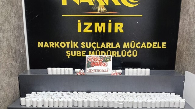 İzmir'de toprağa gömülü 17 bin 528 uyuşturucu hap ele geçirildi