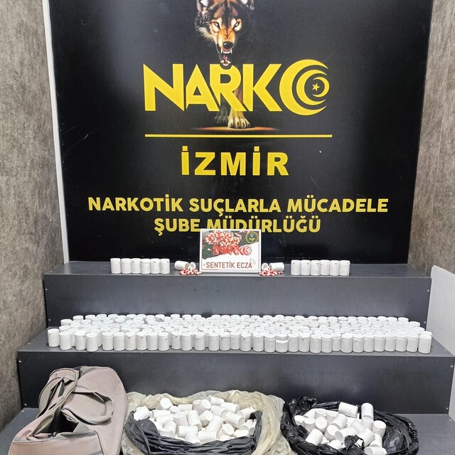 İzmir'de toprağa gömülü 17 bin 528 uyuşturucu hap ele geçirildi