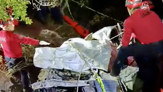 Mantar dönüşü feci kaza: Uçuruma yuvarlanan otomobilde 4 ölü, 1 yaralı