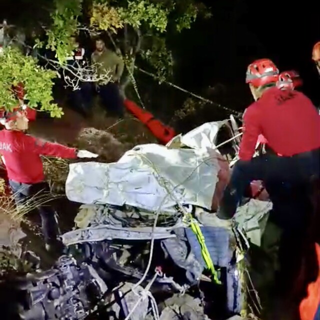 Mantar dönüşü feci kaza: Uçuruma yuvarlanan otomobilde 4 ölü, 1 yaralı