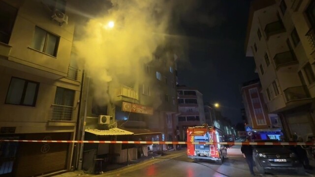 Kıraathanede gece yarısı çıkan yangın korkuttu