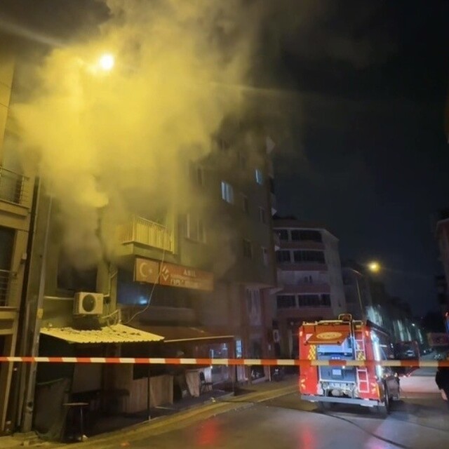 Kıraathanede gece yarısı çıkan yangın korkuttu