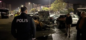 Kayseri’de kaza yapan otomobil alev aldı, park halindeki 3 araç zarar gördü: 1 yaralı