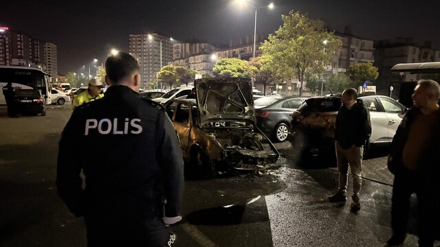 Kayseri'de kaza yapan otomobil alev aldı, park halindeki 3 araç zarar gördü: 1 yaralı