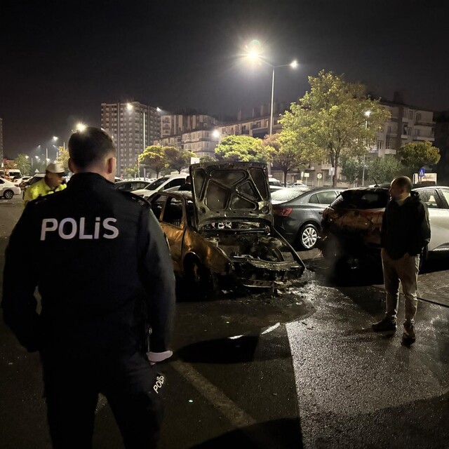 Kayseri'de kaza yapan otomobil alev aldı, park halindeki 3 araç zarar gördü...