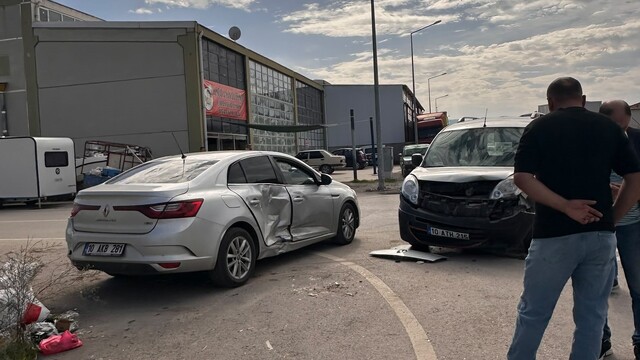 Gönen Sanayi Sitesi'nde trafik kazası kamerada