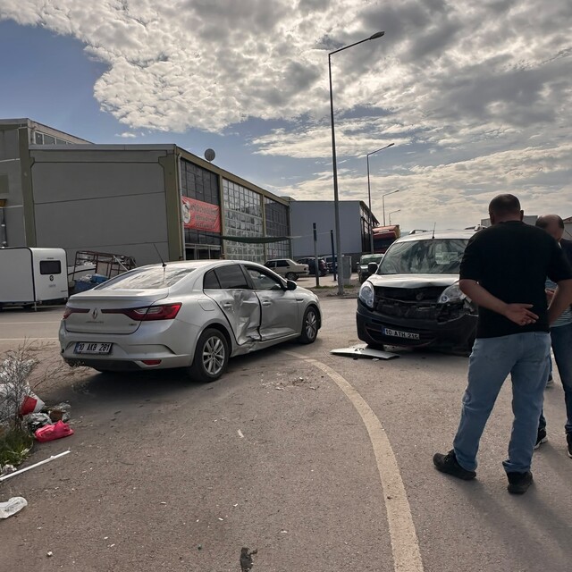 Gönen Sanayi Sitesi'nde trafik kazası kamerada