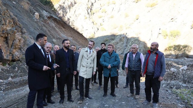Erzincan'da yağıştan zarar gören köy yolları ve altyapı için çalışma yürütülüyor