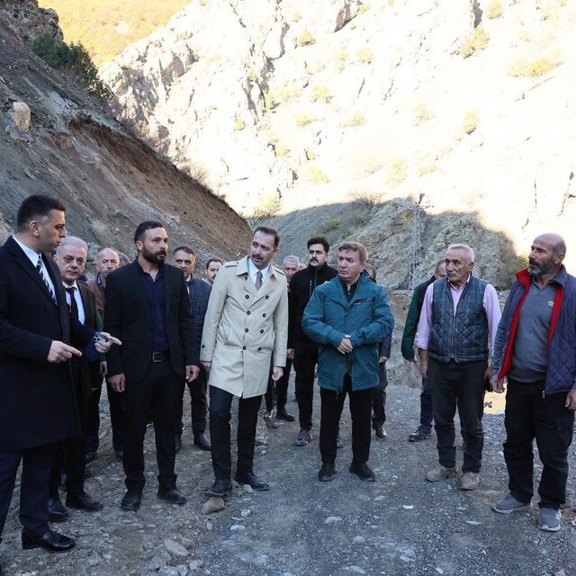 Erzincan'da yağıştan zarar gören köy yolları ve altyapı için çalışma yürütü...