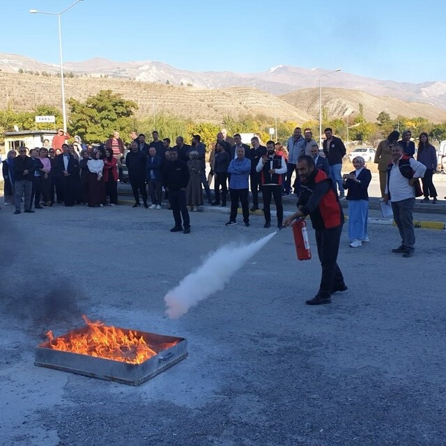 Erzincan İl Sağlık Müdürlüğü personeline yangın söndürme tatbikatı