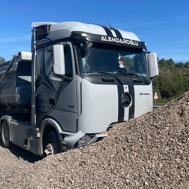 Bilecik'te tır kum yığınına çarptı: 1 yaralı