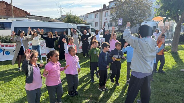 Mahalle sakinleri müzik eşliğinde hareket etti
