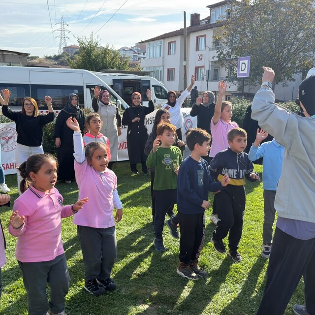 Mahalle sakinleri müzik eşliğinde hareket etti