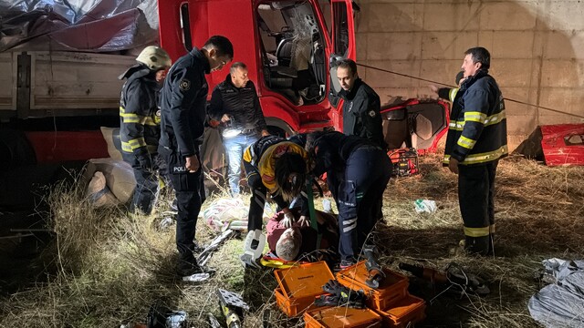 Eskişehir'de tarlaya girip işletme duvarına çarpan tırdaki 2 kişi yaralandı