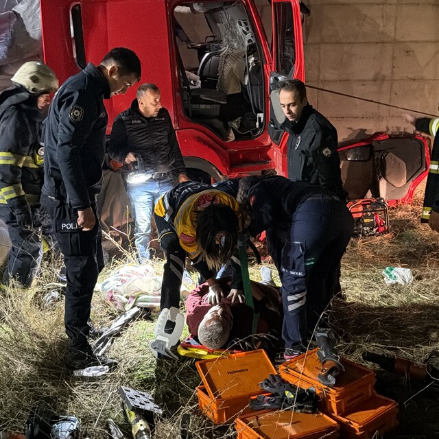 Eskişehir'de tarlaya girip işletme duvarına çarpan tırdaki 2 kişi yaralandı