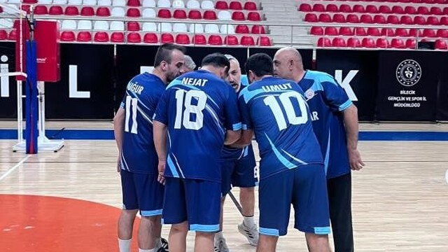Voleybol maçında kazanan aile ve sosyal hizmetler oldu