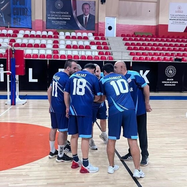 Voleybol maçında kazanan aile ve sosyal hizmetler oldu