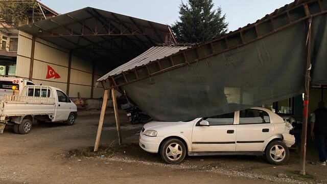 Kamyonla çarpışan otomobil kıraathaneye girdi