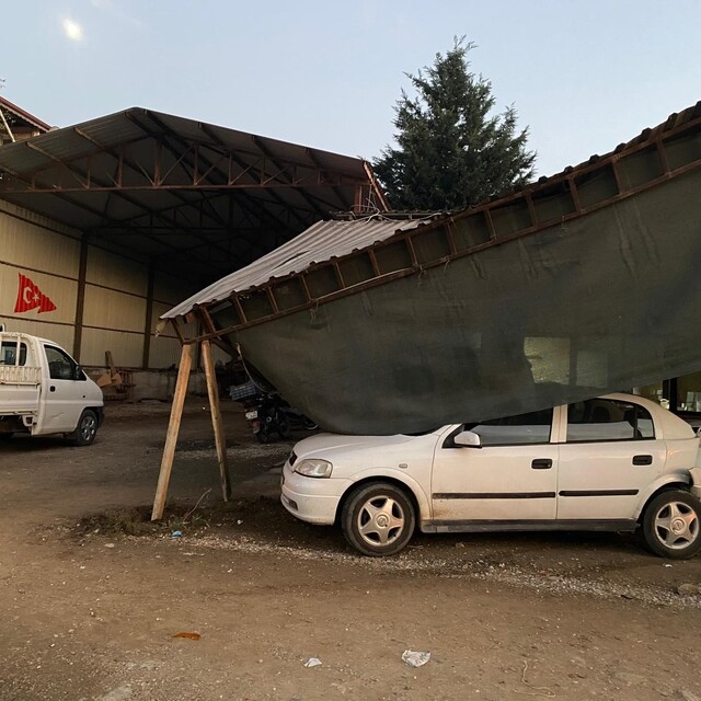 Kamyonla çarpışan otomobil kıraathaneye girdi