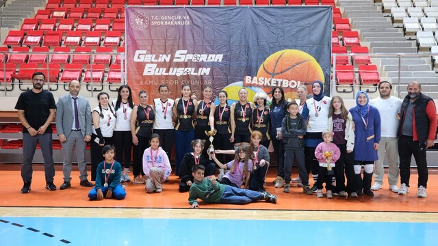 Erzincan'da kurumlar arası voleybol turnuvası sona erdi