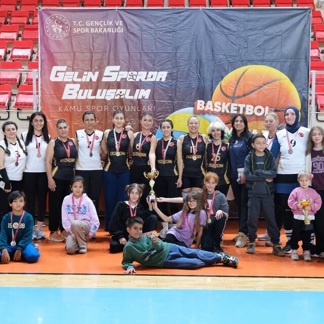 Erzincan'da kurumlar arası voleybol turnuvası sona erdi