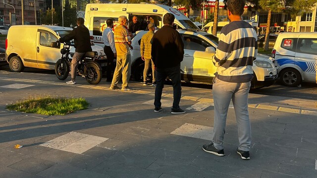 Diyarbakır'da kaza sonrası taraflar birbirine girerek caddeyi ringe çevirdi