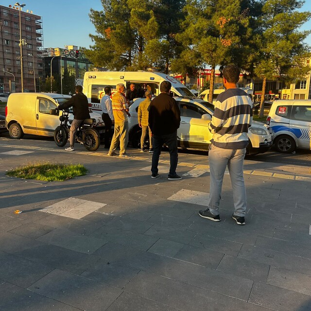 Diyarbakır'da kaza sonrası taraflar birbirine girerek caddeyi ringe çevirdi