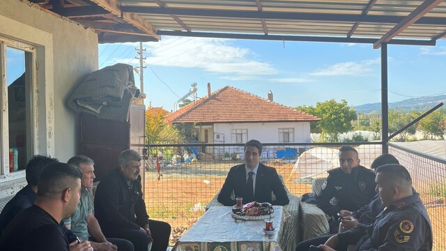 Beyağaç kaymakamı Haydari'den örnek davranış
Kaymakam Haydari, kaza geçiren öğrenciyi evinde ziyaret etti