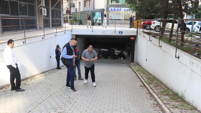 Otopark kavgası mahkemeye taşındı, molozlar araçları mahsur bıraktı
Adana'da otopark krizi: Dışarıdan araç giremiyor, içeridekiler çıkamıyor
Otopark anlaşmazlığında yeni kriz: Molozlar nedeniyle araçlar mahsur kaldı