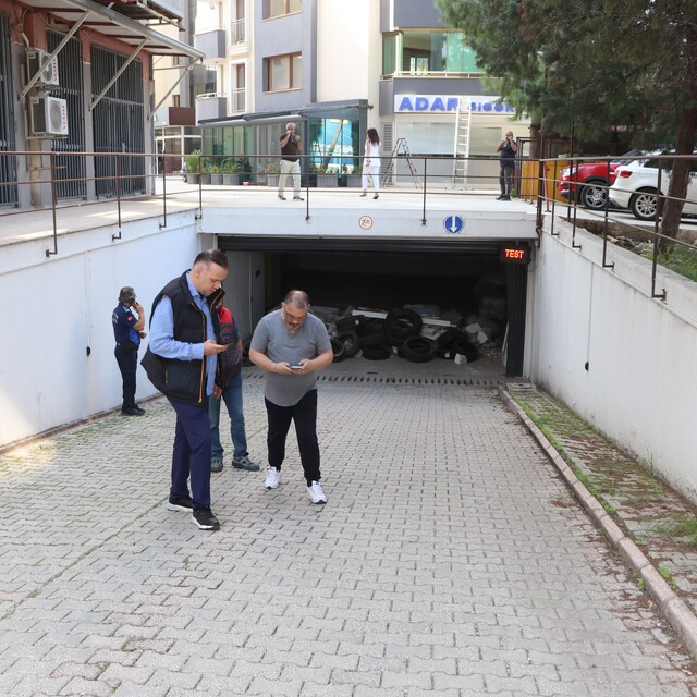 Otopark kavgası mahkemeye taşındı, molozlar araçları mahsur bıraktı
Adana'd...