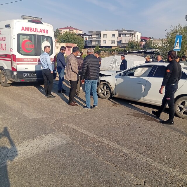 Kurtalan'da otomobil ile hafif ticari araç çarpıştı: 3 yaralı