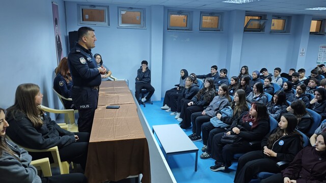 Pazaryeri'nde 450 öğrenci ve öğretmene güvenlik semineri