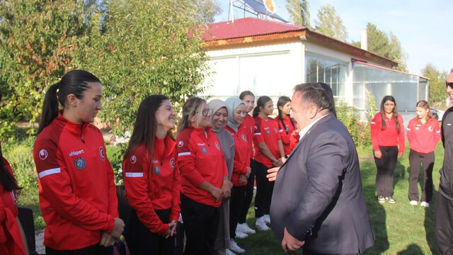 İşitme engelli kadın güreşçiler, ilk Avrupa Şampiyonası'na Sivas'ta hazırlandı