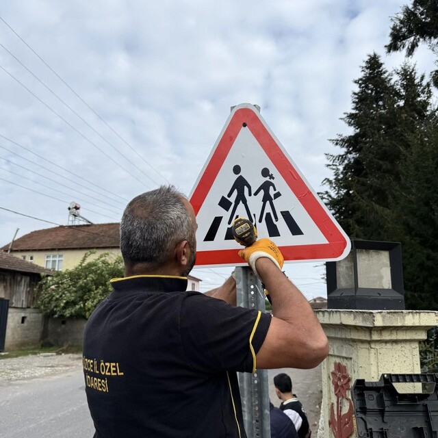 Düzce'de köylerde trafik levhaları yenileniyor