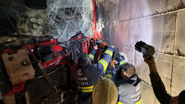 Eskişehir'de TIR duvara çarptı; 2 yaralı