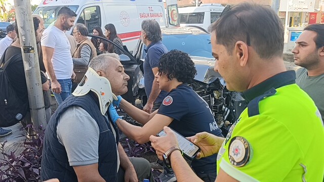 Kırmızı ışık ihlali yapan kamyonet ortalığı savaş alanına çevirdi: 2 yaralı
Kaza anı güvenlik kamerasına yansıdı