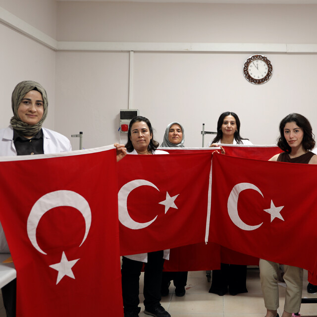 Bayrak sevgisini el emeğiyle yaşatıyorlar