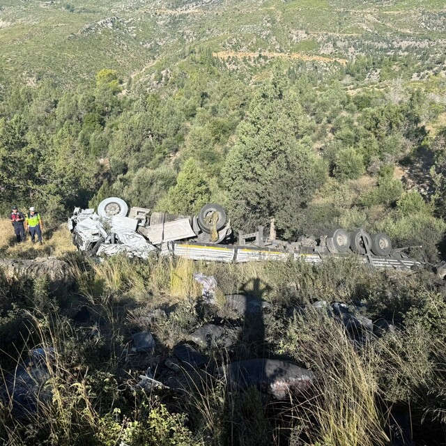 Antalya'da kömür yüklü tır şarampole devrildi: 2 yaralı