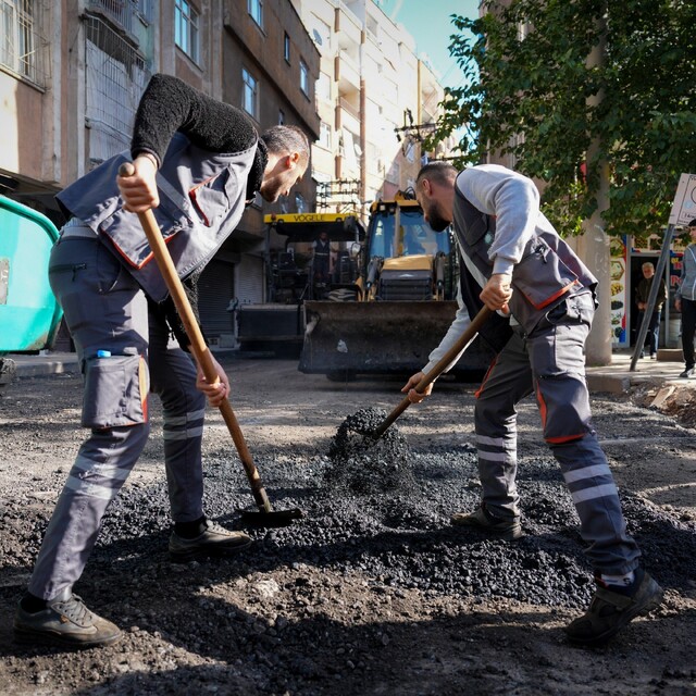 Diyarbakır'da altyapı çalışmaları tamamlanan caddelere 4 bin 200 ton asfalt...