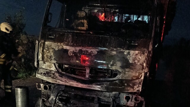 Vezirköprü'de odun yüklü kamyonda yangın çıktı