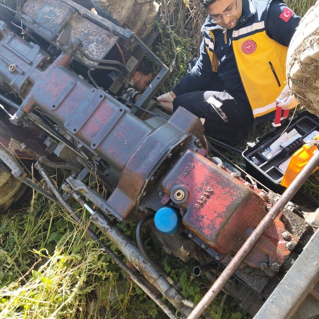 Devrilen traktörün altında kalan sürücü yaralandı