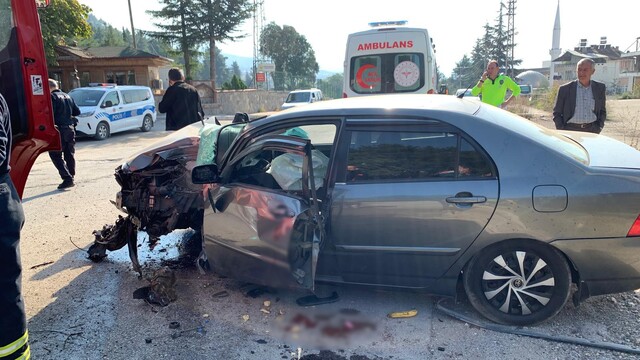 Beton direğe çarpan otomobil hurdaya döndü: 1 yaralı