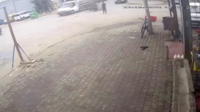 Motosiklet kamyonetin altına girdi